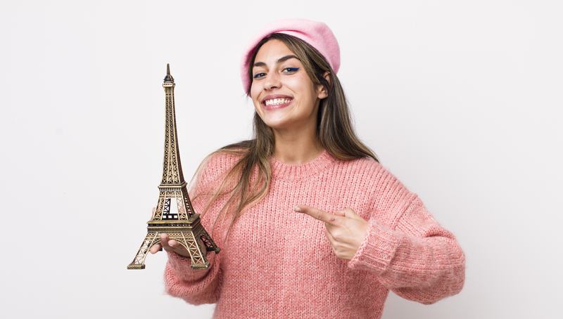 Une belle jeune femme qui a trouvé son agence de communication parisienne