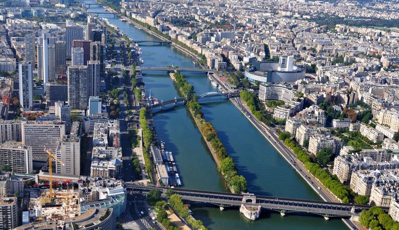Vue aérienne sur la ville de Paris pour trouver une agence de communication parisienne