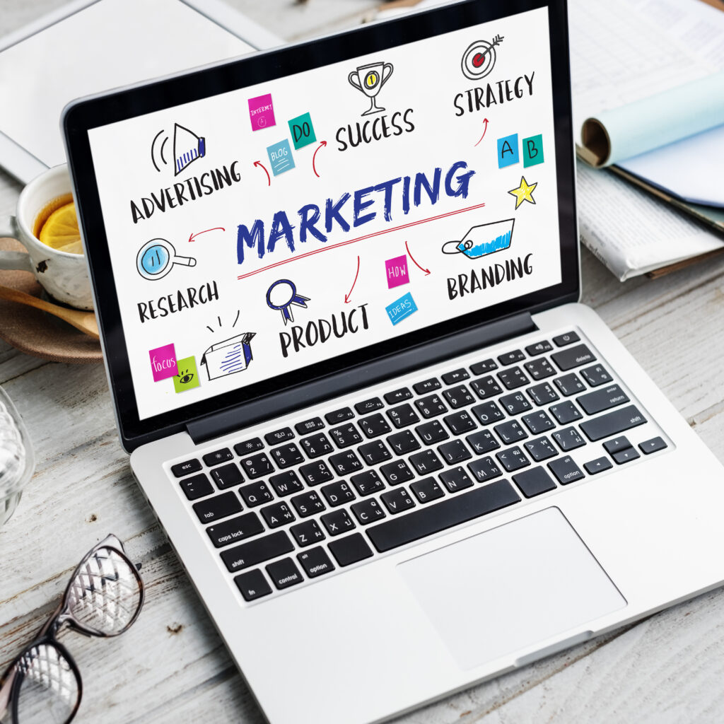 Un ordinateur posé sur un bureau qui affiche les contenus du marketing digital