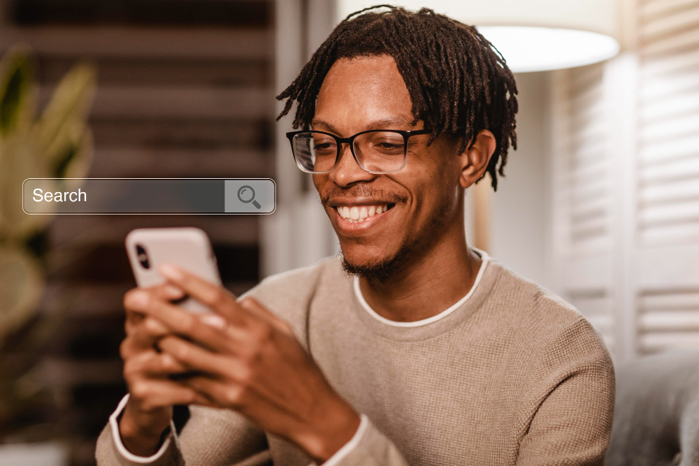 Un homme utilise sont smartphone