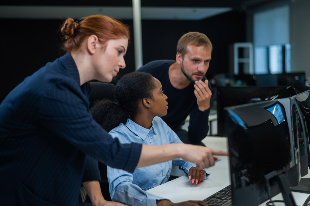 3 employés devant PC
